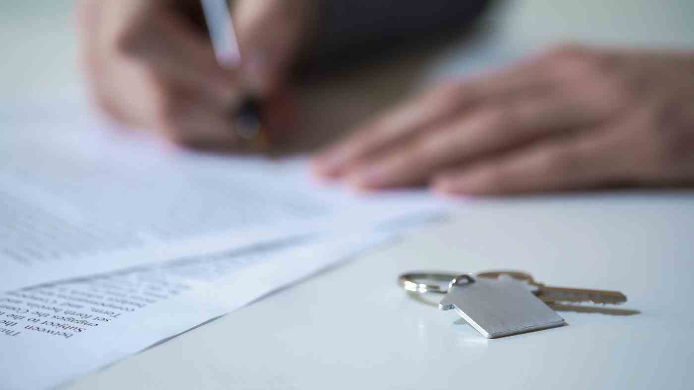 signing-a-real-estate-purchasing-agreement signing a real estate purchasing agreement